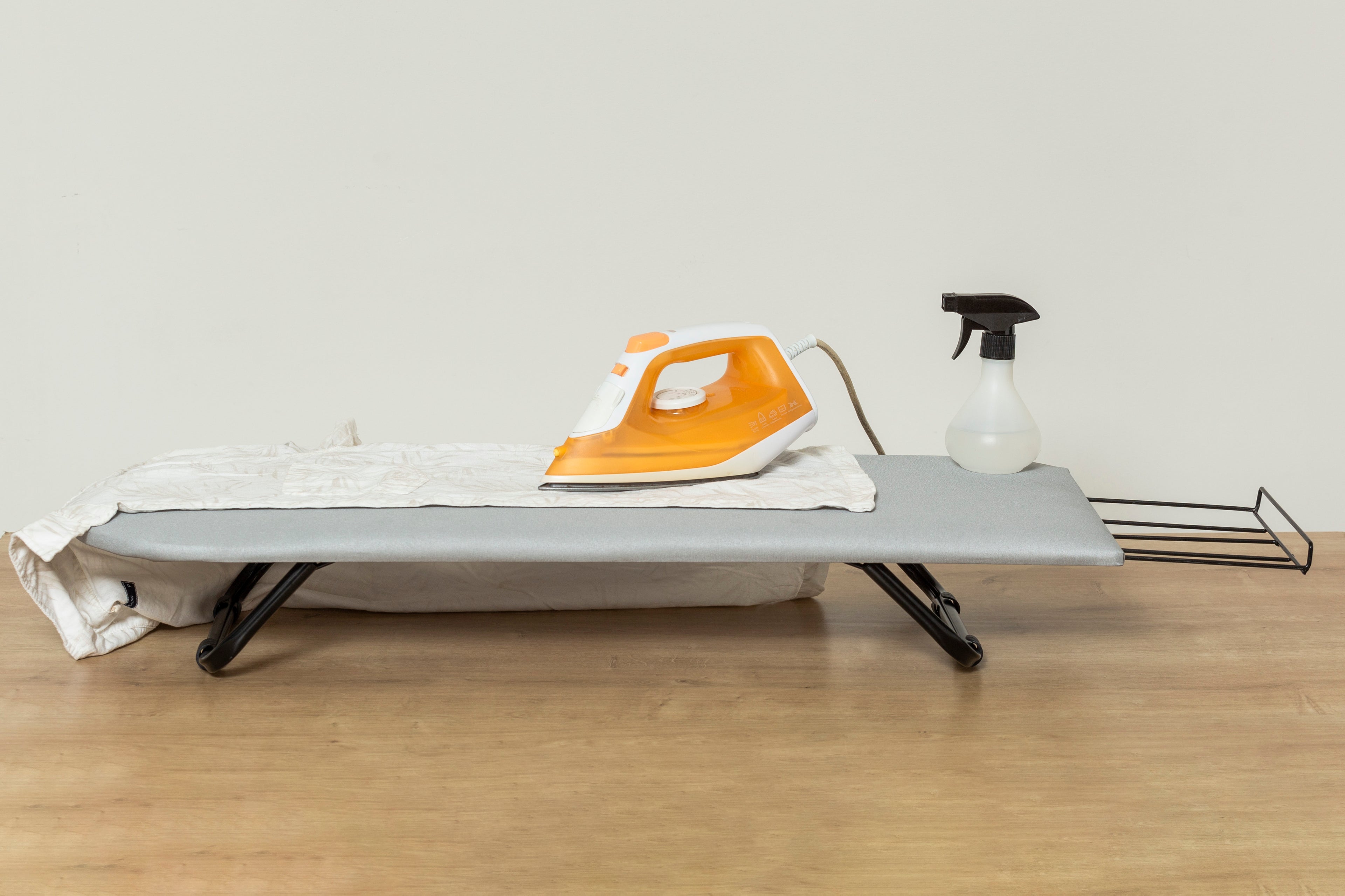 Mesa de Passar Roupas Portátil de Mesa Passe Facilite Suas Viagens e Otimize Espaço com Suporte para Ferro e Pernas Dobráveis Aço Machado