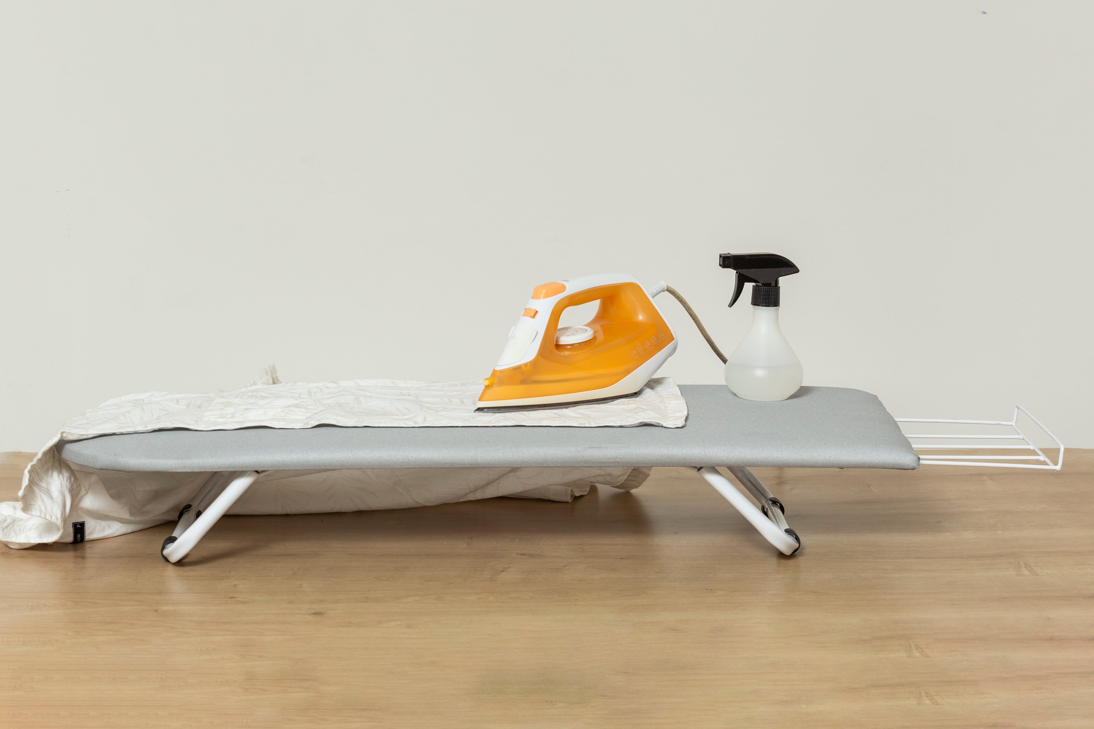 Mesa de Passar Roupas Portátil de Mesa Passe Facilite Suas Viagens e Otimize Espaço com Suporte para Ferro e Pernas Dobráveis Aço Machado