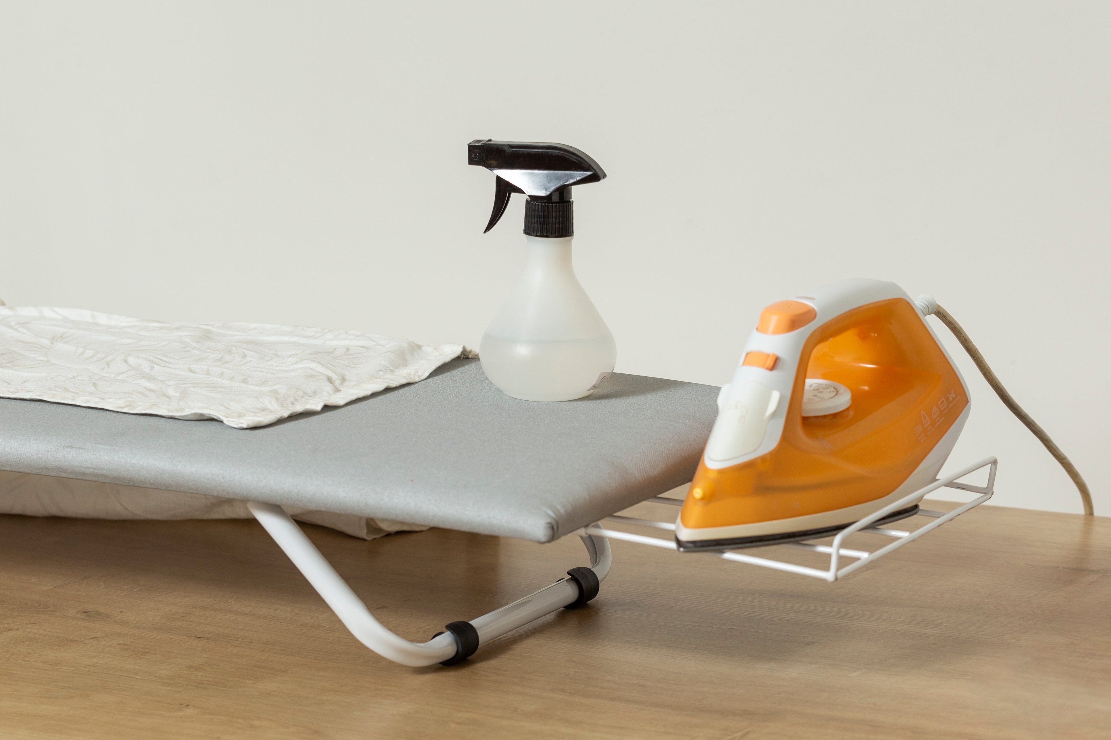 Mesa de Passar Roupas Portátil de Mesa Passe Facilite Suas Viagens e Otimize Espaço com Suporte para Ferro e Pernas Dobráveis Aço Machado