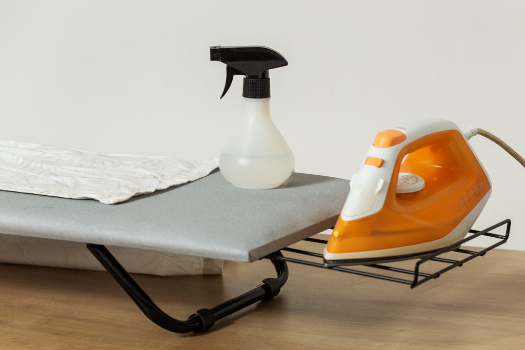 Mesa de Passar Roupas Portátil de Mesa Passe Facilite Suas Viagens e Otimize Espaço com Suporte para Ferro e Pernas Dobráveis Aço Machado