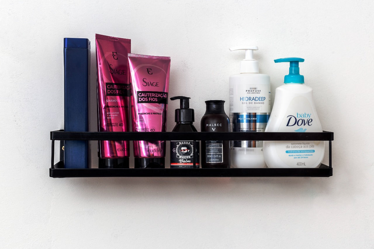 Produtos de cuidados pessoais organizados em prateleira, incluindo shampoos, géis e loções para banho.