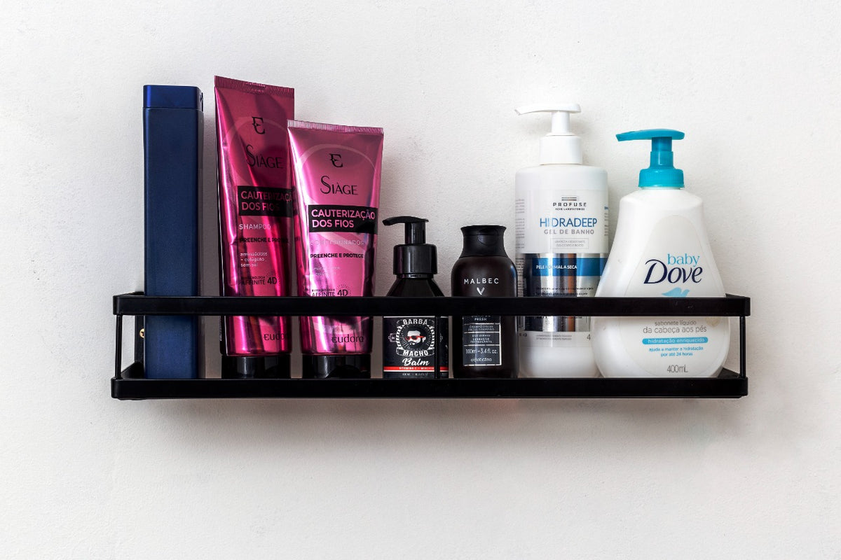 Produtos de cuidados pessoais organizados em prateleira, incluindo shampoos, géis e loções para banho.