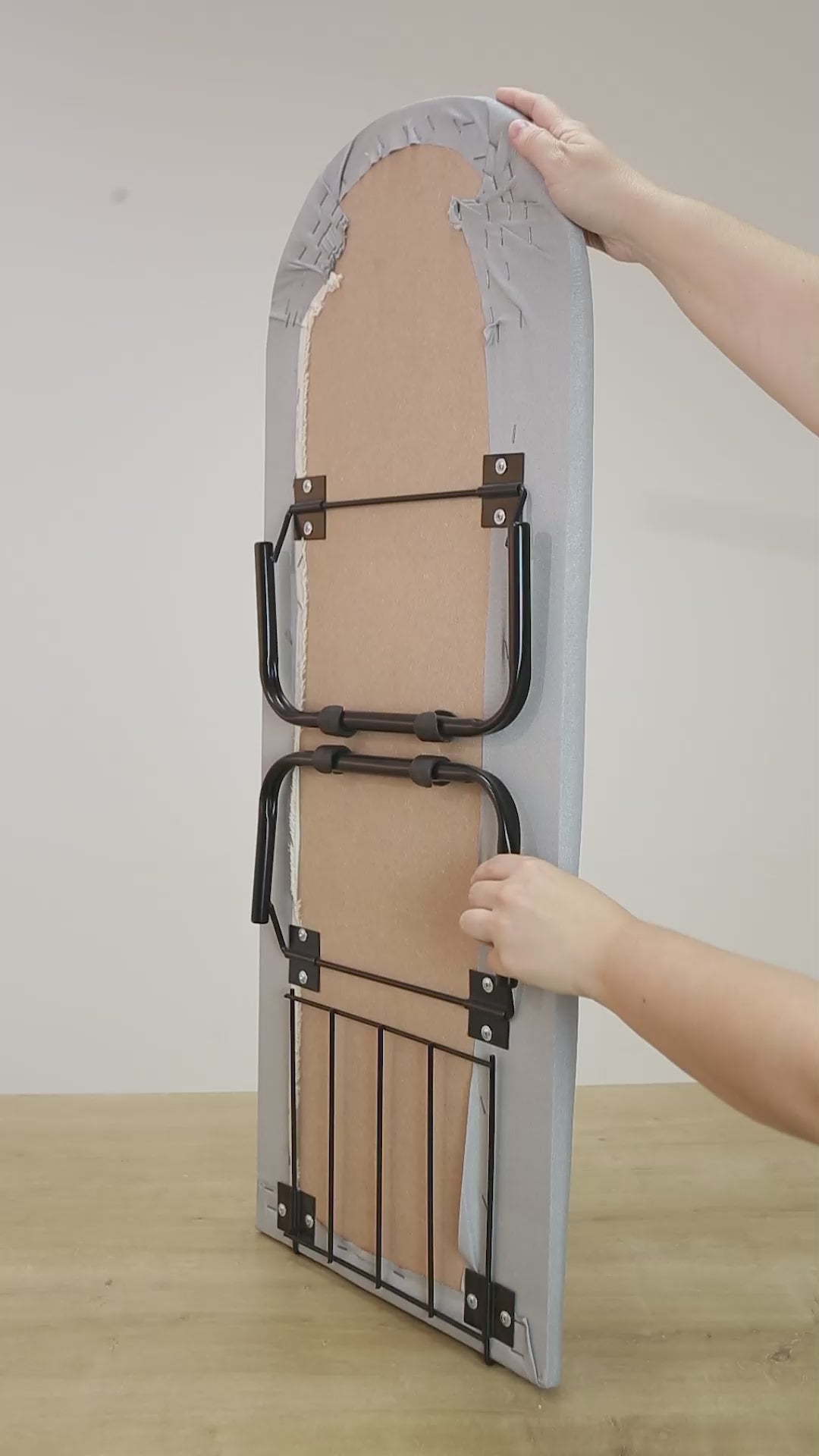 Mesa de Passar Roupas Portátil de Mesa Passe Facilite Suas Viagens e Otimize Espaço com Suporte para Ferro e Pernas Dobráveis Aço Machado