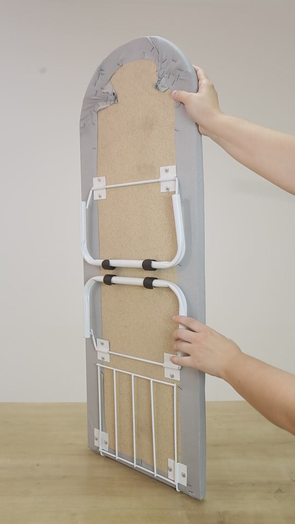 Mesa de Passar Roupas Portátil de Mesa Passe Facilite Suas Viagens e Otimize Espaço com Suporte para Ferro e Pernas Dobráveis Aço Machado