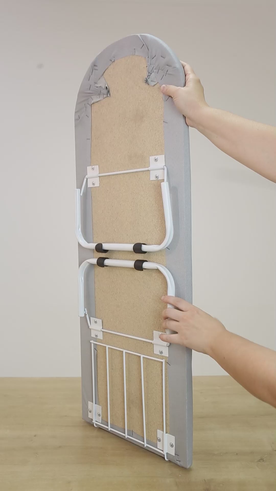 Mesa de Passar Roupas Portátil de Mesa Passe Facilite Suas Viagens e Otimize Espaço com Suporte para Ferro e Pernas Dobráveis Aço Machado